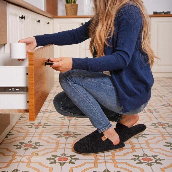 Women's Carbon Black Fuzzy Slip-on Slippers Warm Cozy Soft Lightweight Foam - Picture 2 of 9